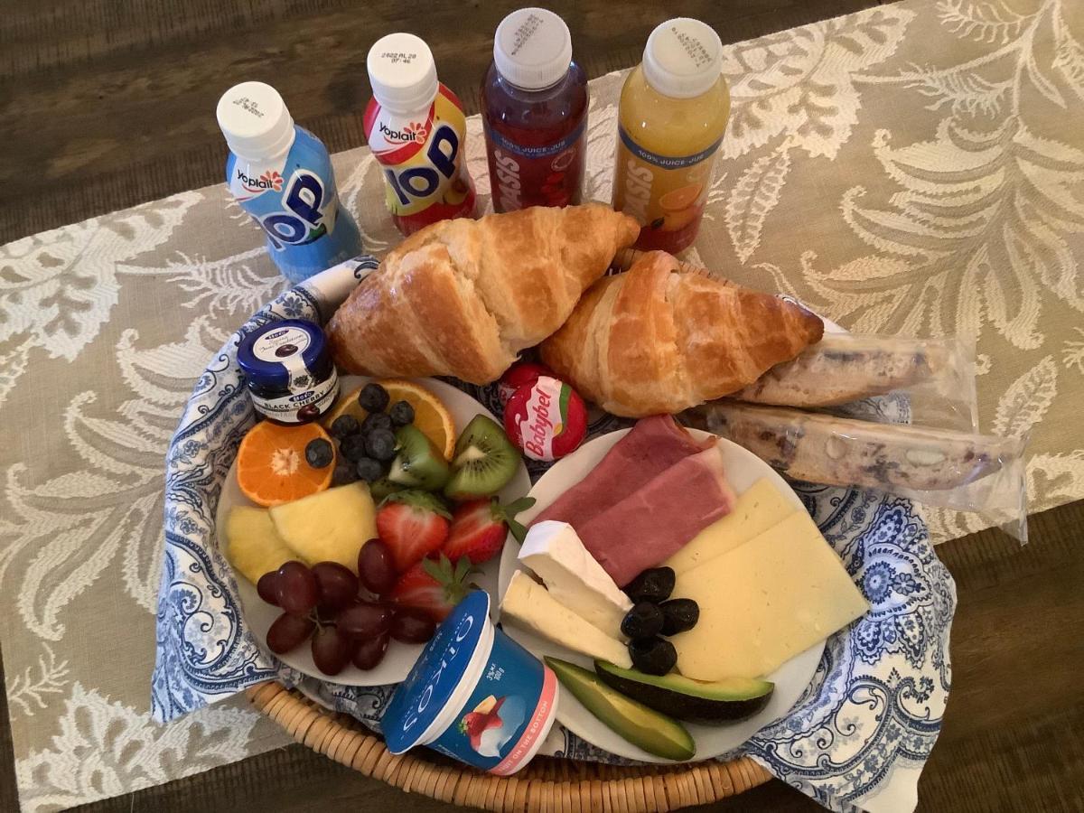 Summer Solstice Bed & Breakfast 나이아가라온더레이크 외부 사진