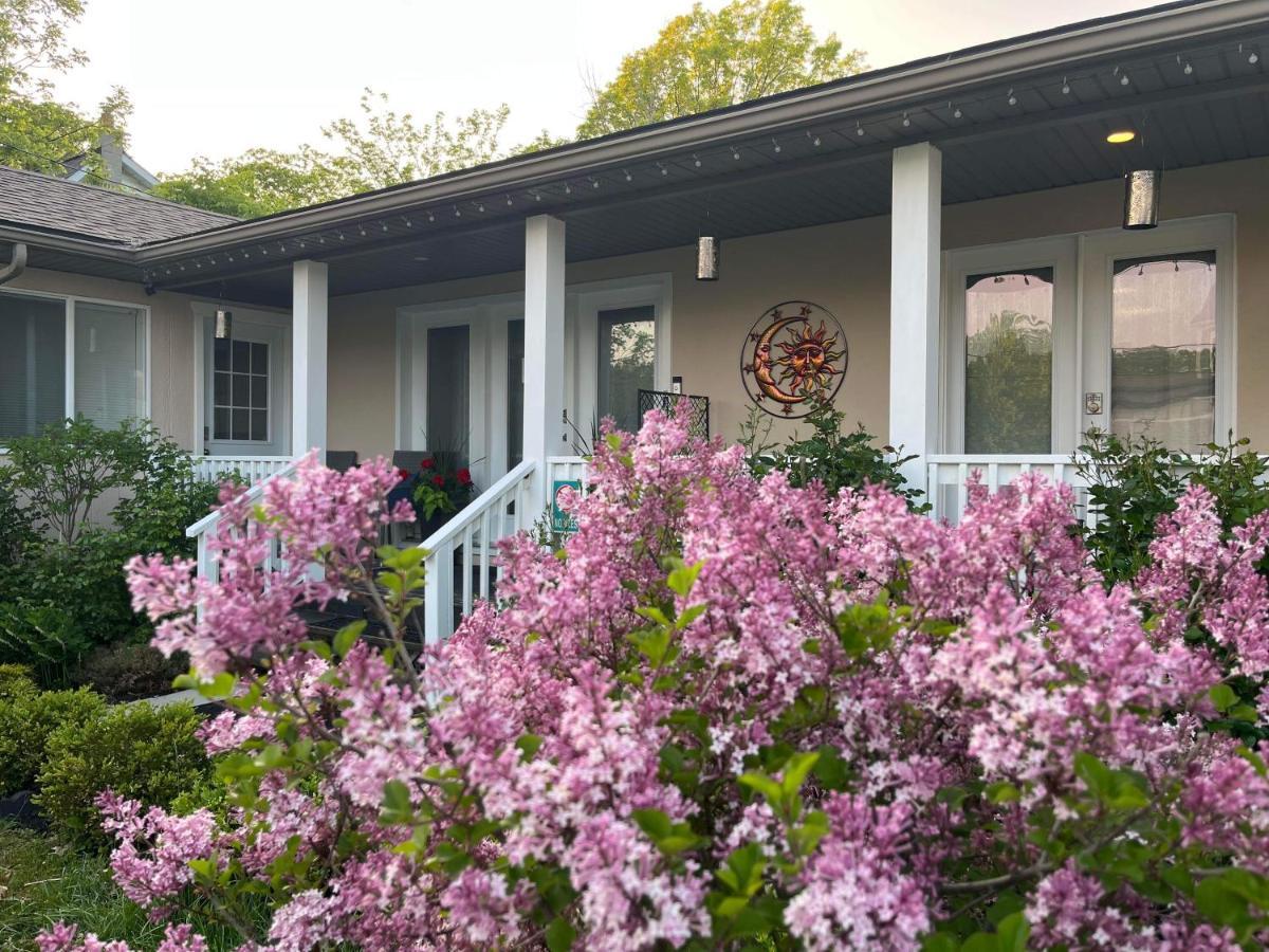 Summer Solstice Bed & Breakfast 나이아가라온더레이크 외부 사진
